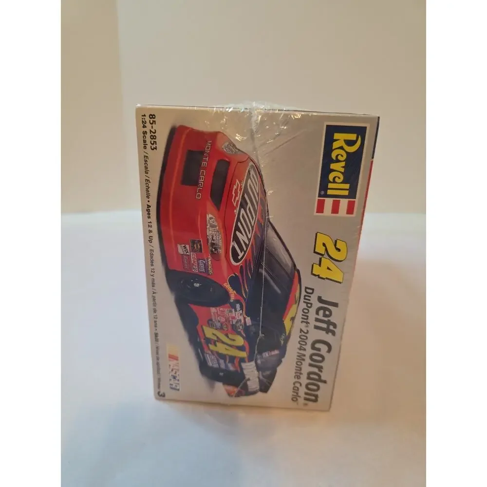 WONDERFUL REVELL JEFF GORDON DUPONT 2004 MONTE CARLO 1:24 SCALE CAR